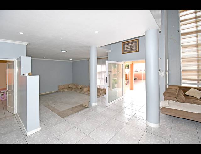 6 BEDROOM HOUSE FOR SALE IN CROWN NORTH